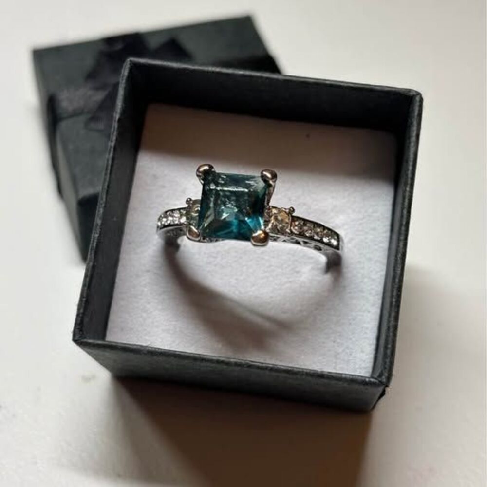 Beautiful cubic zirconia sapphire with cubic zirconia diamond chips